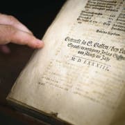 Spuren von Conrad Gessner in St. Gallen: Brief von 1551 an Josua Kessler; Meerschweinchen-Kapitel in der «Historia animalium»; Gessner-Porträt des Schaffhauser Malers Tobias Stimmer, das als Vorlage der alten 50er-Note von 1978 diente; Druckhinweis der in St. Gallen entstandenen deutschen Ausgabe des «Evonymium Philiatrium» von 1583 (von links oben im Uhrzeigersinn). (Bilder: Michel Canonica)