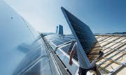 Der Energiespeicher: Das Dach der neuen Fernwärmezentrale ist mit Fotovoltaikanlagen bestückt. Im Hintergrund sind die beiden Kamine der Heizkessel. (Bilder: Michel Canonica)