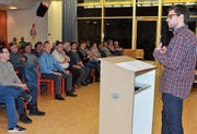 Pascal Roth (Präsident FC Rebstein und Projektleiter «Birkenau 2025» orientiert die Bürgerinnen und Bürger über den geplanten Ausbau der Sportanlage. (Bild: Monika von der Linden)