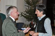 Köbi Rutz ehrt Gabi Markwalder an der Versammlung als erste Veteranin des Vereins. (Bild: Sabine Schmid)