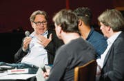 Der Datenschutzbeauftragte Hanspeter Thür (mit Mikrophon) sagte im Palace: «Die totale Überwachung ist heute möglich.» (Bild: Ralph Ribi)