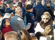 Gemeindepräsidentin Christa Köppel verteilte als «Gotta» der Gemeinde Milchzöpfli an die Besucher. (Bild: Ulrike Huber)