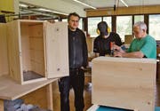 Marcello Pirrone (links) lässt seine Produkte für die Imkerei in der Schreinerei des Johanneums herstellen. Dort arbeiten der Berufsbildner Peter Lenggenhager (rechts) und der Schreiner-Lernende Renato Ammann an der Fertigung. (Bild: Jesko Calderara)
