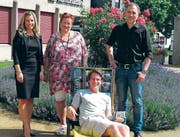 Die Organisatoren von Film am Markt sind Pascal Zäch (im gelben VIP-Liegestuhl) und Denise Zellweger (2. von links), Kinotheater Madlen; Kulturpartner des Anlasses sind die Politische Gemeinde Au und die Kantonalbank Heerbrugg, vertreten durch Christian Sepin (rechts) und Franziska Sonderegger (links). (Bild: Maya Seiler)