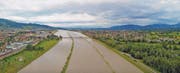 Der Rhein am Freitagmorgen bei Widnau. Er floss in der Nacht ins Vorland. An den äusseren Dämmen bestand noch rund ein Meter Luft zwischen Wasserspiegel und der Oberkante. (Bild: Rouven Frei)