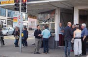 Belebte Uzwiler Bahnhofstrasse: Besucher geniessen vor dem Kino den warmen Frühlingsabend und warten gespannt auf den Anlass. (Bild: Chris Gilb)