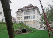 WALDKIRCH 26.10.2016 Schulhaus. Wahlen Waldkirch Gemeindepräsidium. Dorfrundgang mit Kandidat Sandro D'Antuono. © Samuel Schalch / TAGBLATT (Bild: Samuel Schalch (Samuel Schalch))