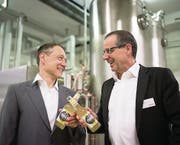 Martin Ketterer (l.) und Reto Preisig feiern am Tag des Schweizer Bieres ihre neueste Kreation. (Bild: Peer Füglistaller)