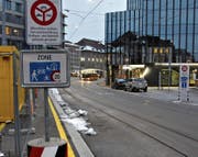 Anhalten nur für Taxis und die Warenanlieferung zum Rathaus und zum Bahnhof: Die Einführung des definitiven Verkehrsregimes an der östlichen Zufahrt zum Bahnhofplatz hat eine Bussenlawine ausgelöst. (Bild: Reto Voneschen)