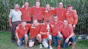 Die erfolgreichen Rosenhöckler präsentieren stolz den Pokal. (Bild: PD)