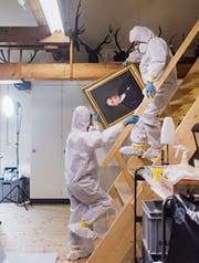 Hinter den Kulissen herrscht Ausnahmezustand. Mitarbeiterinnen in Anzügen zum Schutz gegen giftige Chemikalien zügeln Zehntausende Objekte. (Bild: Benjamin Manser)