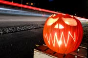 Wie in den Vorjahren wird die Kantonspolizei St.Gallen in der Halloween-Nacht mit mehreren zusätzlichen zivilen und uniformierten Patrouillen in allen Regionen präsent sein. (Bild: FELIX KÄSTLE (DPA dpa))