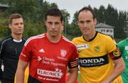 Zwei Captains: Dejan Baumann (in rot) mit Steve von Bergen anlässlich des Cupspiels Bazenheid – Young Boys (1:7) am 18. September 2016. (Bild: Beat Lanzendorfer)