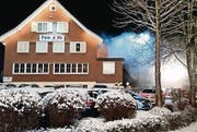 Das Palais Extra musste am Samstag vorübergehend wegen eines Mottbrandes in der Lüftungsanlage evakuiert werden. (Bild: Feuerwehr Ebnat-Kappel)