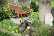 Altes Schuhwerk wird kurzerhand zum Blumentopf umfunktioniert. (Bild: Ralph Ribi)