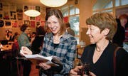 Strahlende Siegerin: Bettina Surber (links mit der Wahlstatistik in der Hand) war gestern mit der von ihr präsidierten SP-Stadtpartei St. Gallen erfolgreich und wurde gleichzeitig auch noch neu in den Kantonsrat gewählt. Rechts im Bild Mutter Ursula Surber (Wittenbach). (Bild: Urs Bucher)