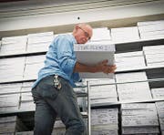 In Hannes Schmids Atelier stapeln sich unzählige Kartons, in denen Fotos weltbekannter Künstler zu finden sind. (Bild: Ralph Ribi)