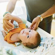 Der Vater von heute wickelt sein Kind auch unterwegs. Wickeltische sind aber nicht leicht zu finden. (Bild: Inti St. Clair/Getty)