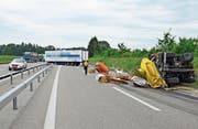 Der Fahrer des Unterhaltsfahrzeugs verletzte sich leicht, der Lastwagenfahrer blieb unverletzt. (Bild: Kantonspolizei Thurgau)