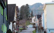 Gegenüber dem Restaurant Schützenhaus soll ein Nagelfluh-Felsen einem Mehrfamilienhaus weichen. Das Projekt stösst bei Anwohnern auf Widerstand. (Bild: Gert Bruderer)