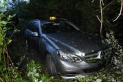 Standplatz im Unterholz: Das verunfallte Taxi. (Bild: Kapo SG)
