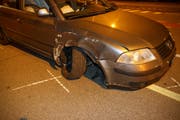 Das Auto erlitt beim Selbstunfall einen Totalschaden. (Bild: Stapo SG)