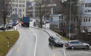 Während der Unfallaufnahme musste die Industriestrasse gesperrt werden. (Bild: Kapo)
