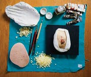 Zutaten und Endprodukte: Tumor-Moulage und ein Stück Haut.