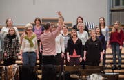 Sie nennen sich die «singenden Hühner von St. Gallen»: Der Mörschwiler Frauenchor Singallinas probt auf das Jahreskonzert. (Bild: Urs Bucher)