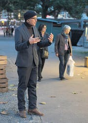 Die beiden Schauspieler Axel Röhrle (links und Mitte) und Markus Mathis sind die zwei namenlosen Figuren im szenischen Hörstück des Theaters Konstellationen. (Bilder: Ralph Ribi)