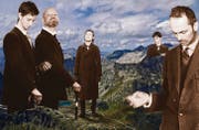 Seit zehn Jahren im Proberaum, seit kurzem zu fünft: Die St. Galler Band Herr Bitter mit Sänger Sascha Tittmann (mit Glatze). (Bild: pd)