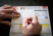 Zurzeit brüten viele über ihre Steuererklärung. Etwa die Hälfte der Bürger füllt die Formulare elektronisch aus. (Bild: Benjamin Manser)