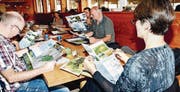 Der reich bebilderte Flyer über das Naturschutzgebiet Höchstern stösst auf Interesse. (Bild: pd)
