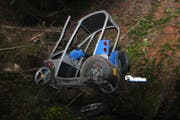 Ein 94-Jähriger stürzte mit seinem Behindertenmobil 30 Meter in die Tiefe und verstarb. (Bild: Kapo SG)