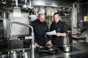Moses Ceylan und Sebastian Zier in ihrer Küche im «Einstein Gourmet». (Bild: Mareycke Frehner)