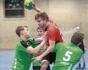 Matthias Hörler (in rot) und der SV Fides gewinnen gegen Pfader Neuhausen – und erreichen damit die Finalrunde. (Bild: Urs Bucher)