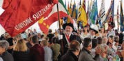 Der Einzug der Fahnen der Gesangsvereine, gemeinsam mit dem Spiel der Musikgesellschaft Oberbüren, brachte jene Feststimmung ins Zelt, die der Jubiläumsfeier des Kantonalgesangsverbands den würdigen Rahmen gab. (Bild: Andrea Häusler)
