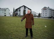Heinz Loretini auf der Wiese, auf der die Häuser des Vereins «Wohnen im Alter Gossau» gebaut werden sollen. (Bild: Ralph Ribi)