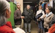Christof Schönenberger zeigt Besuchern bei der Führung einer der Schlafsäle. (Bilder: Alexandra Scherrer)