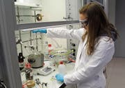 Mit Kittel, Handschuhen und Schutzbrille: Sulamith Leuenberger experimentiert im Labor der ETH Zürich. (Bild: Jérémie Aebischer/PD)