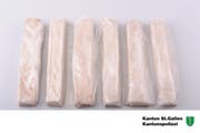 Die Polizei hat bei der Hausdurchsuchung mehrere Drogenpakete mit einem Gesamtgewicht von 900 Gramm entdeckt. (Bild: Kapo SG)