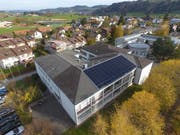 Im Rahmen der Sonderwoche «BuGaLu spart Energie» wurde eine Solaranlage auf dem Dach des Schulhauses installiert. (Bild: PD)