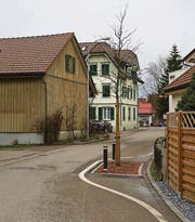 An der ebenfalls diskutierten und kritisierten Baumgrube an der Landbergstrasse will der Gemeinderat laut eigenen Angaben festhalten. (Bild: rkf)