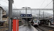 Jede dritte Lampe am Bahnhof Wattwil wird auch leuchten, wenn in der nächtlichen Betriebspause kein Zug mehr fährt. (Bild: Martin Knoepfel)