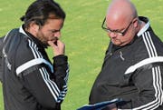 Bazenheid-Trainer Heris Stefanachi (links) und sein Assistent Kevin Kern haben in dieser Spielzeit bisher alles richtig gemacht. Die Alttoggenburger führen die Tabelle in der 2. Liga mit grossem Vorsprung an. (Bild: Beat Lanzendorfer)