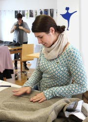 Handwerk und Design gehören zur Modeausbildung. (Bild: PD)