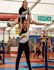 Jeanette Mullis und Benno Müller (Turnerin und Turner der Gerätekombination) bei ihrem Auftritt am Tannzapfe-Cup. (Bild: PD)