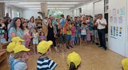 Schulratspräsident Walter Portmann (rechts) applaudiert den Kindergärtlern für ihre Darbietungen. (Bild: Maya Seiler)