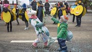 Ein Einhorn, ein kleiner FCSG-Fan, Smileys und Konfetti am Kinderumzug in Bruggen. (Bild: Michel Canonica)