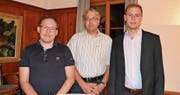 Der neugewählte Präsident der SVP Flawil, René Ackermann, flankiert von Thomas Duss (links) und Marc Schönenberger. (Bild: gia)